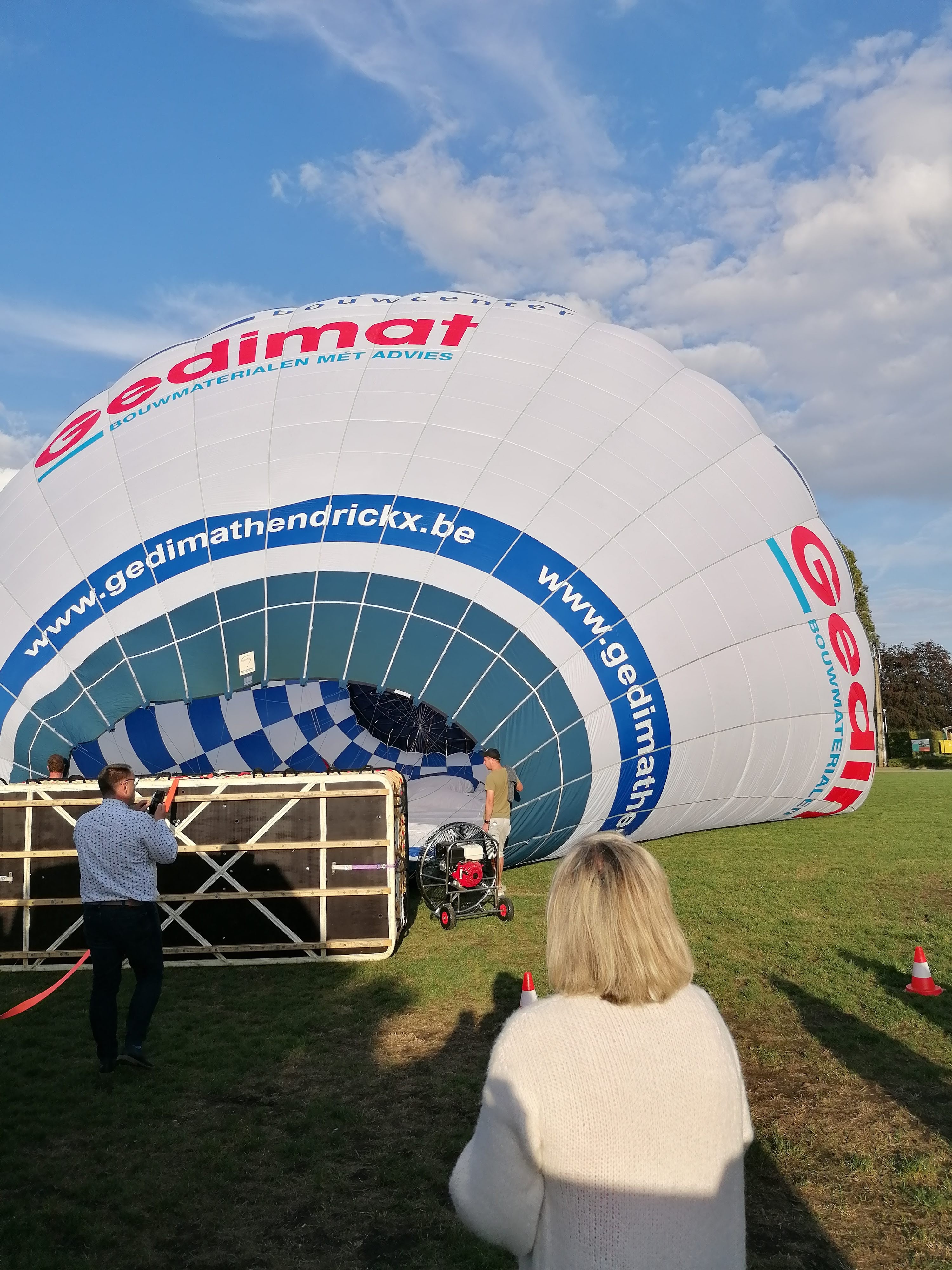 Luchtballon maakt zich klaar voor ballonvaart Kempen